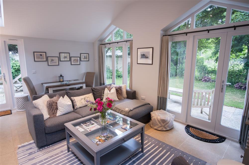 Sitting room with dining area at Hunter Cottage, Clanfield