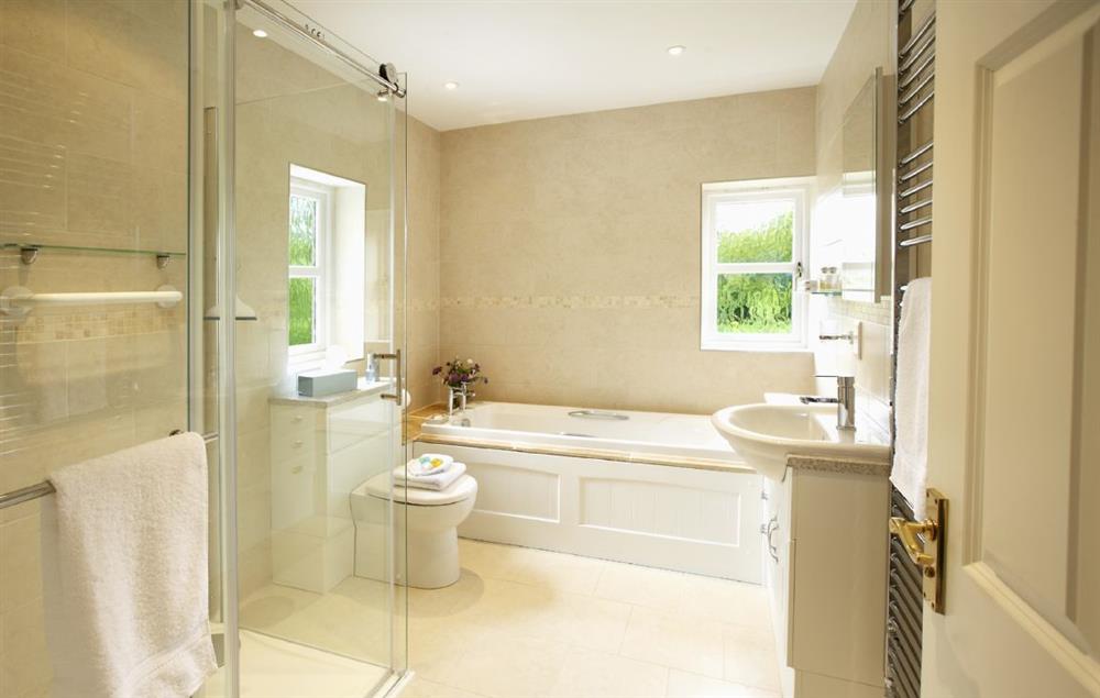 En-suite bathroom with walk-in shower at Hunter Court, Clanfield