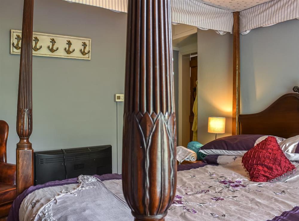 Four Poster bedroom at Hunters Lodge in Cynheidre, Dyfed