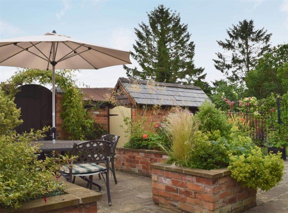 Attractive patio/garden at Hurdlemakers Loft in Upper Brailes, near Banbury, Warwickshire
