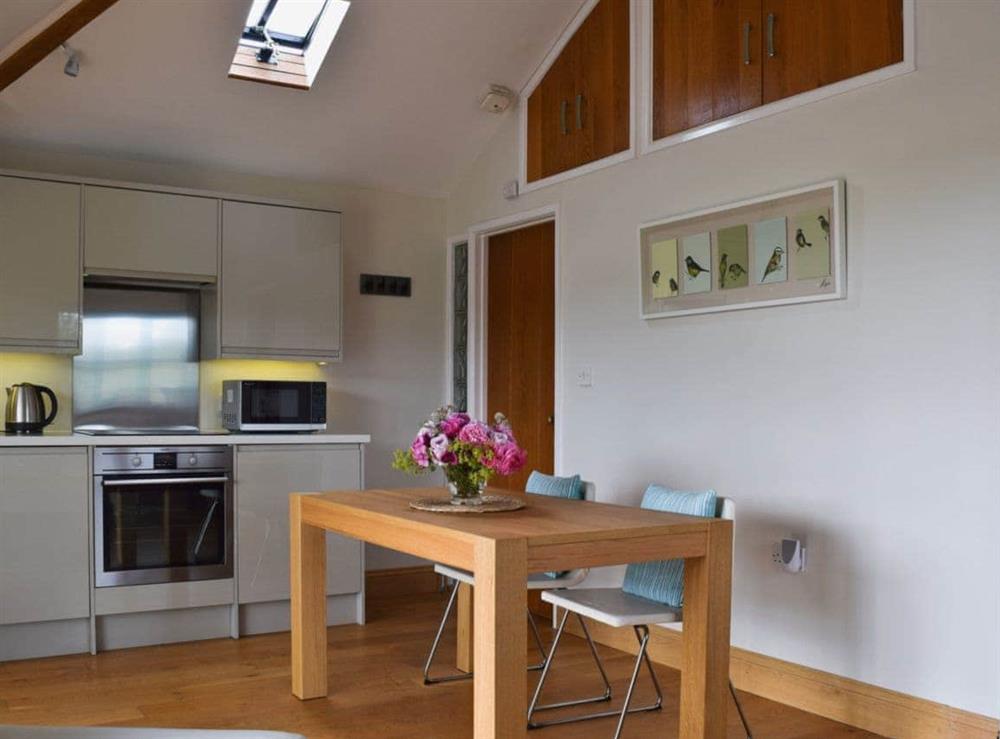 Open plan living/dining room/kitchen (photo 5) at Hurdlemakers Loft in Upper Brailes, near Banbury, Warwickshire