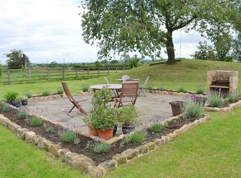 Spacious well planted garden at Knayton Moor Cottages, 