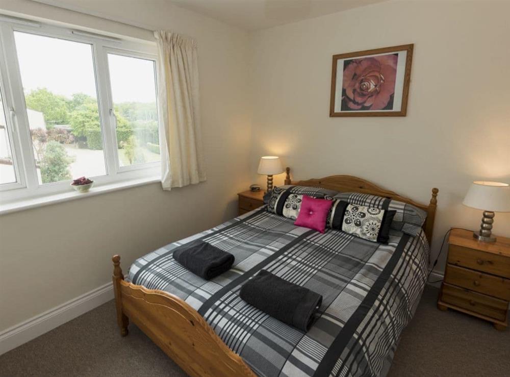 Double bedroom with en-suite shower room at Hydan Cottage in Wootton Bridge, Isle Of Wight