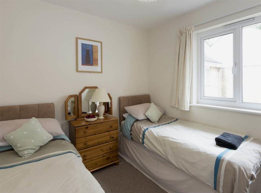 Twin bedroom with en-suite shower room at Hydan Cottage in Wootton Bridge, Isle Of Wight