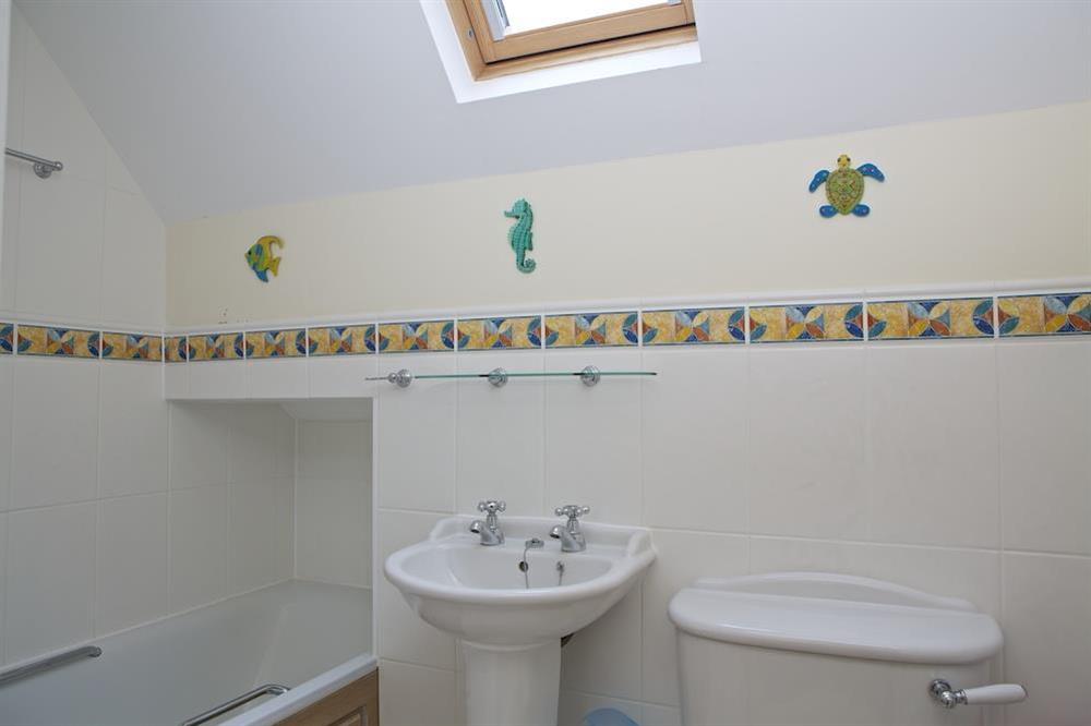 Family bathroom at Hydeaway, 7 Grafton Towers in South Sands, Salcombe