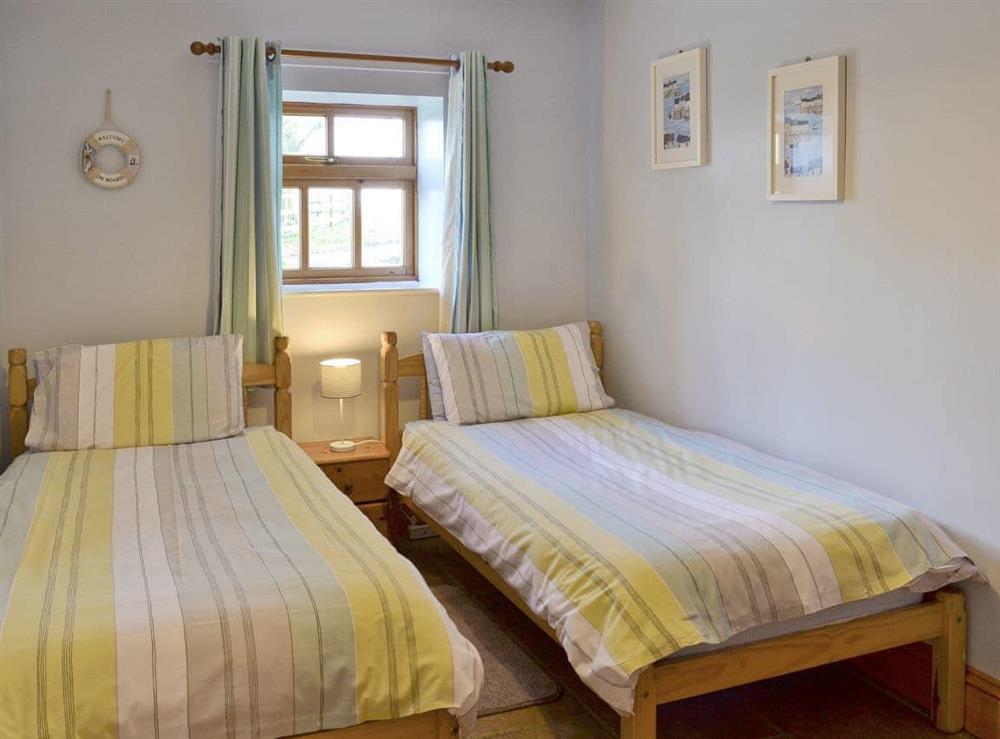 Cosy twin bedroom at Ilingworth Cottage in Muston, Filey, North Yorkshire