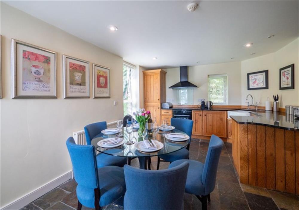 Dining area with table and seating for 6 at Ingle Tor in Chagford