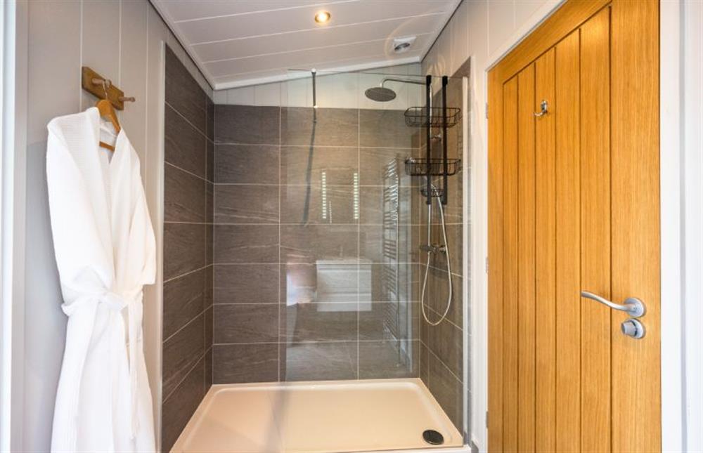 Ground floor: En-suite shower room with large shower at Ingol Lodge, Ingoldisthorpe near Kings Lynn