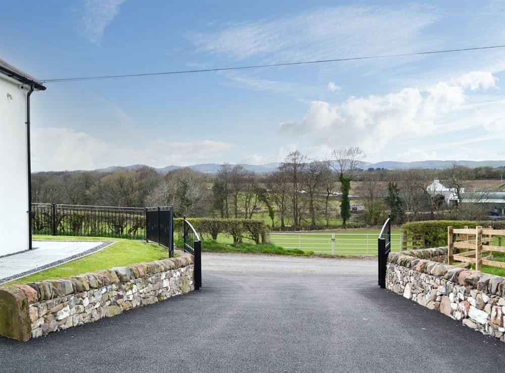 Driveway at Inverallan in Amisfield, Dumfriesshire