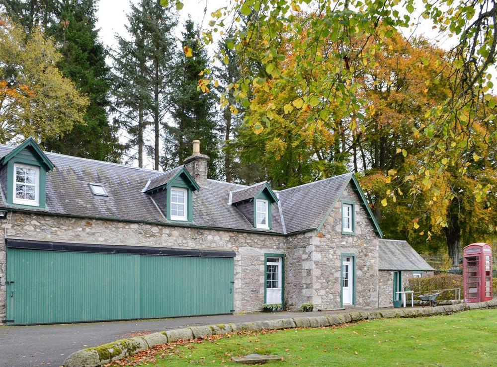 Lovely detached cottage at Inverchroskie Cottage in Enochdhu, near Pitlochry, Perthshire