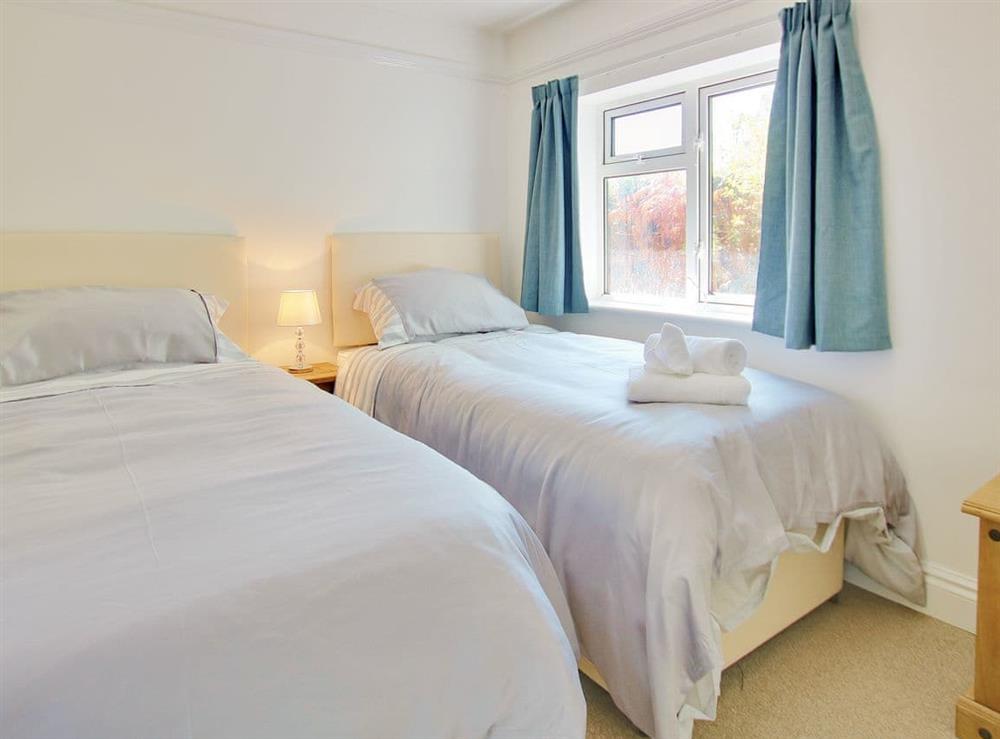 Comfortable twin bedroom at Irenic Lodge in Hamble, Hampshire