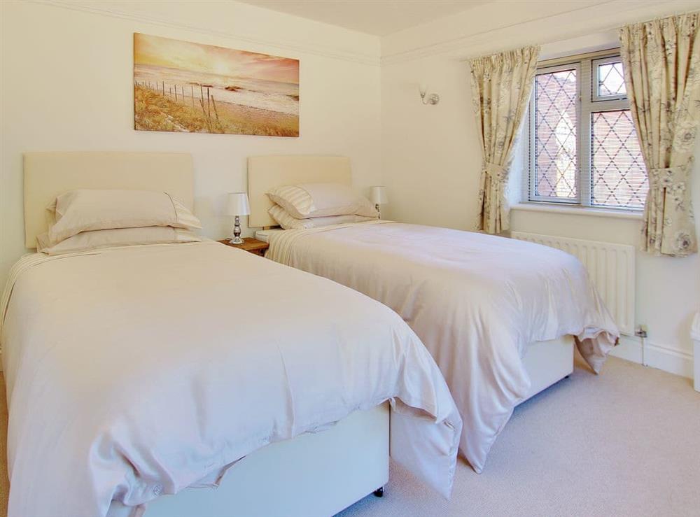 Peaceful second twin bedroom at Irenic Lodge in Hamble, Hampshire