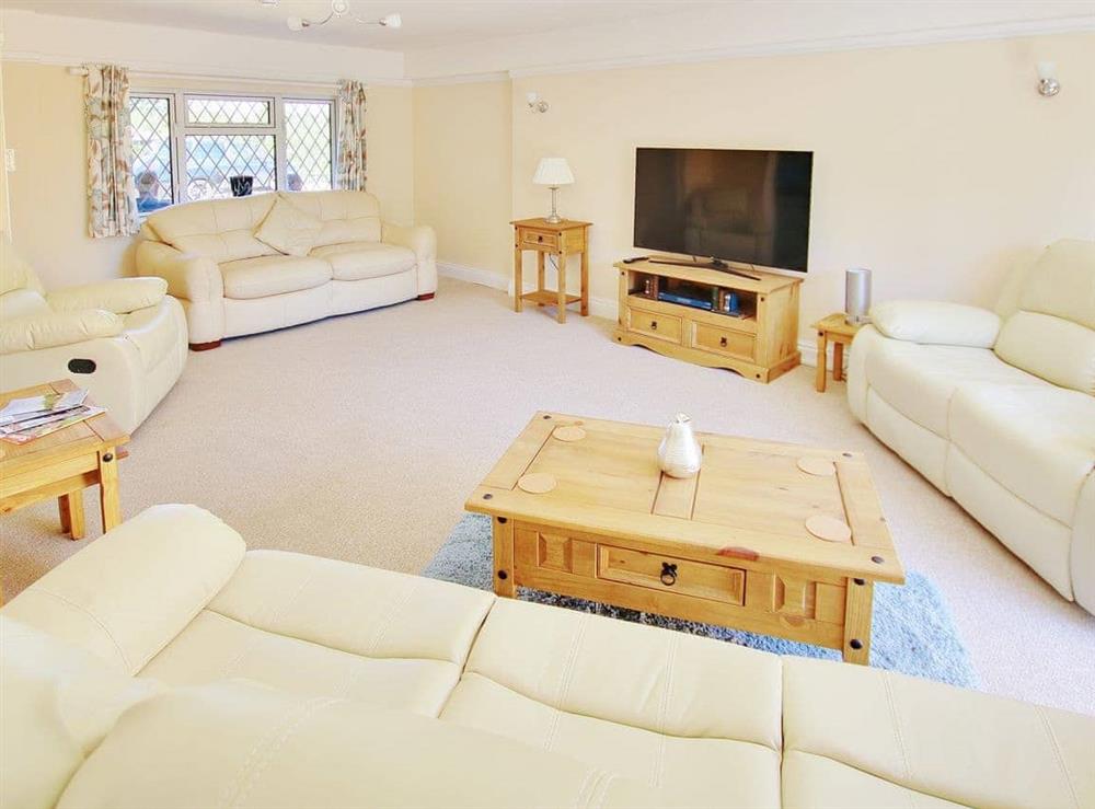 Spacious living area at Irenic Lodge in Hamble, Hampshire