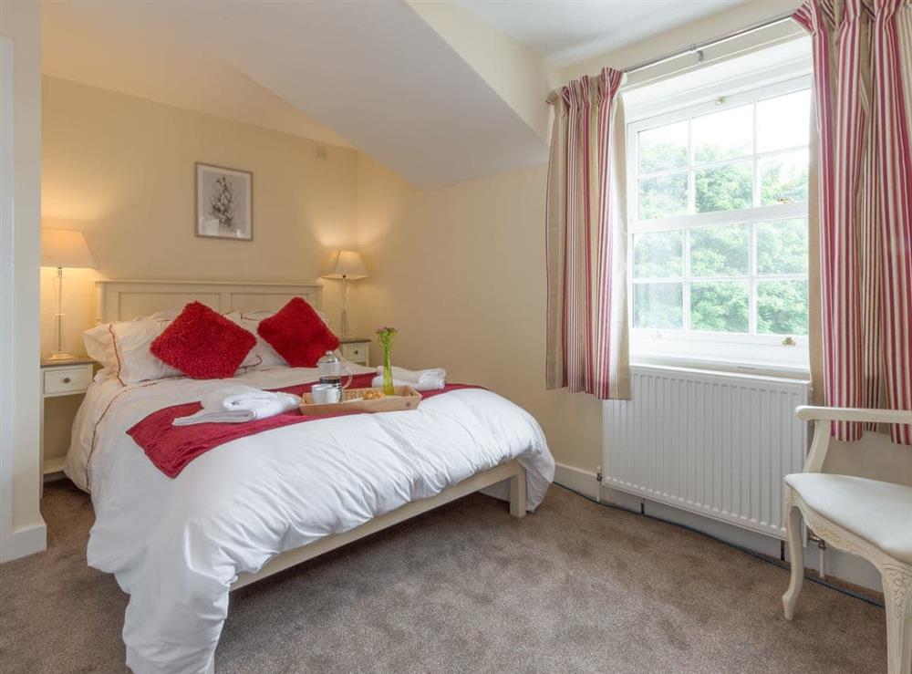 Light and airy en-suite double bedroom at Island Farm House in Staintondale, near Whitby, North Yorkshire