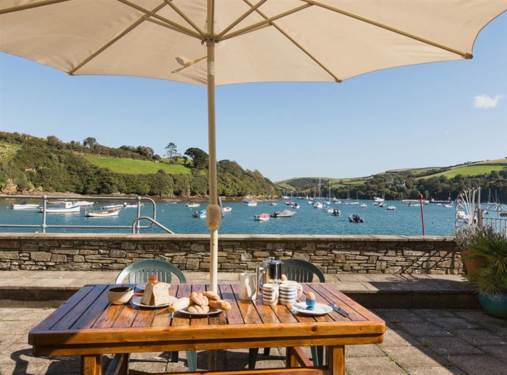 Outdoor eating area at Island Quay 10 in Island St, Devon