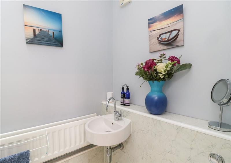 The bathroom (photo 2) at Islestone, 1 Temperance Terrace, Berwick-Upon-Tweed