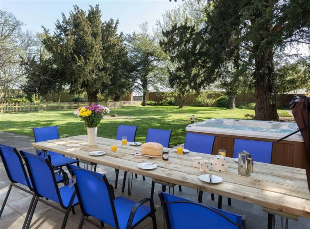 Relaxing sitting-out-area with private hot tub at Islington Hall in Tilney All Saints, near King’s Lynn, Norfolk