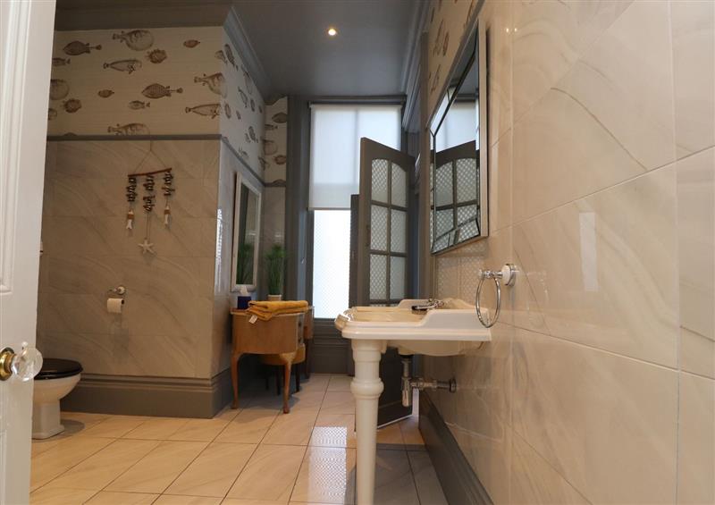 The bathroom at Ismay Billiard Room Apartment - Titanic Interest, Merseyside
