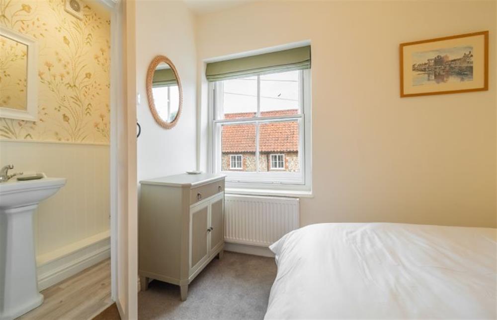 First floor: Bedroom two with en-suite cloakroom at Ivy Cottage, Burnham Market near Kings Lynn