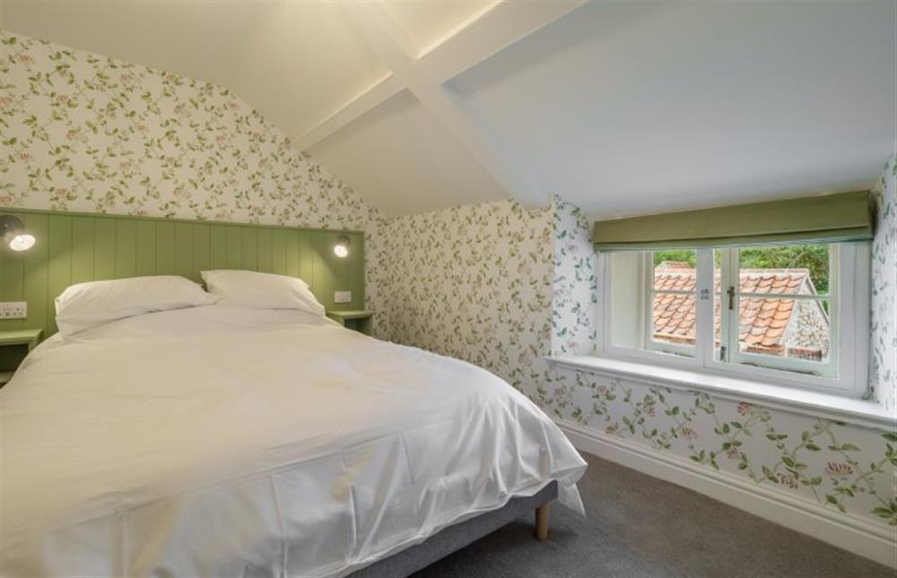 First floor: Master bedroom with king-size bed at Ivy Cottage, Burnham Market near Kings Lynn