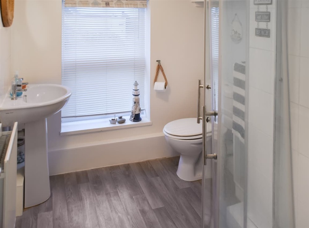 Bathroom at Ivy Cottage in California, Norfolk