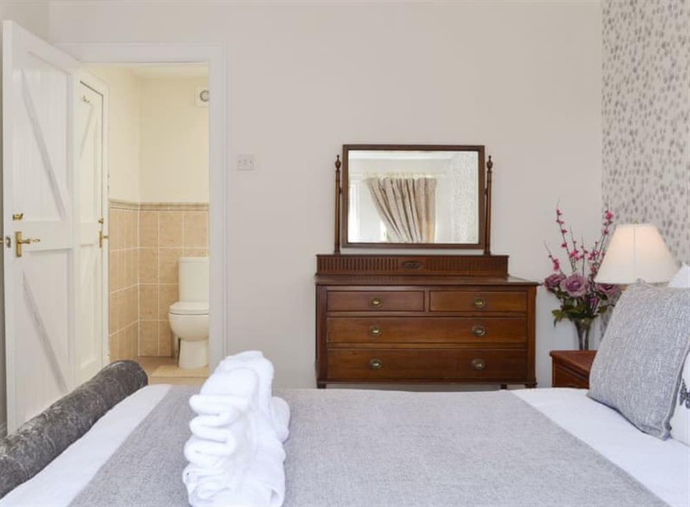 Peaceful en-suite double bedroom at Ivy Cottage in Kilcreggan, near Helensburgh, Dumbartonshire