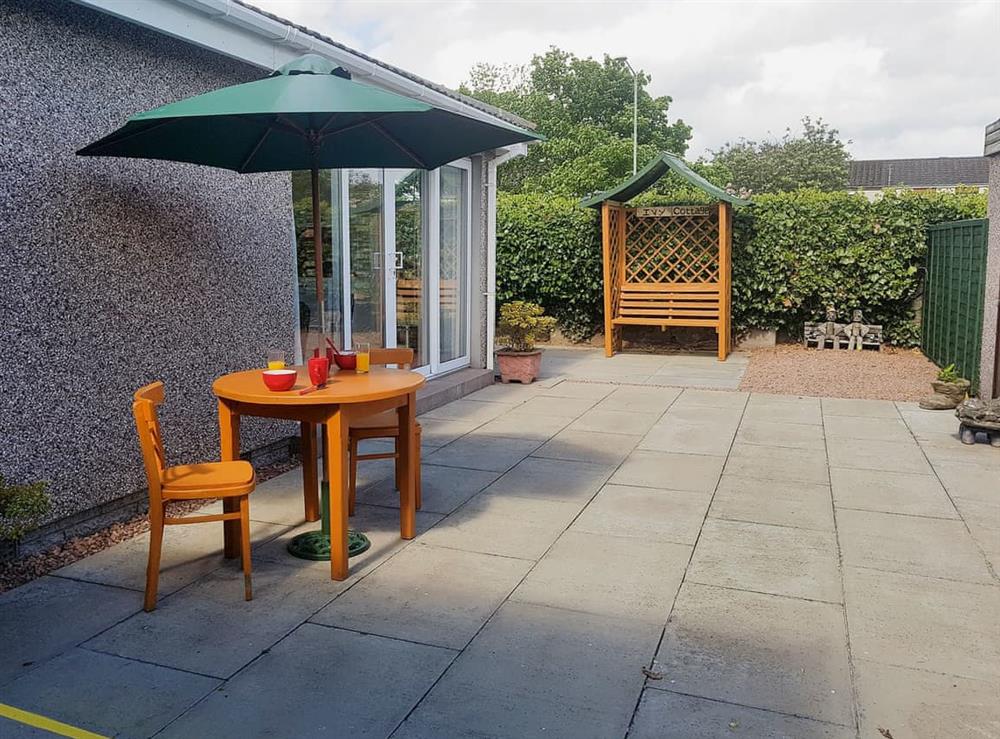 Enclosed courtyard with patio and garden furniture at Ivy Cottage in Montrose, Angus