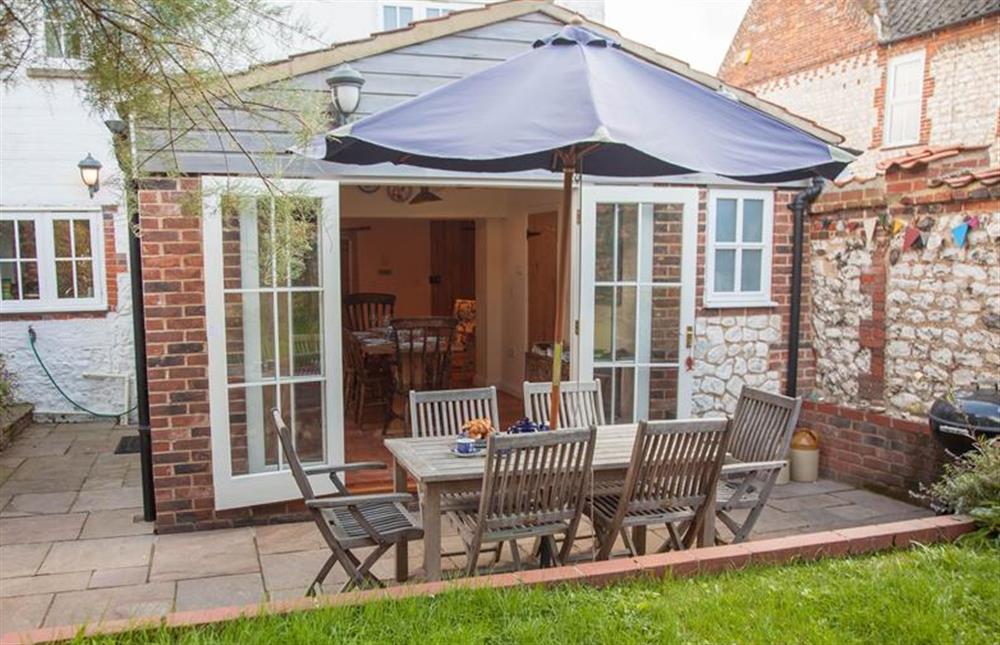 The patio area has table, chairs and a barbecue at Ivy Cottage (Thornham), Thornham near Hunstanton
