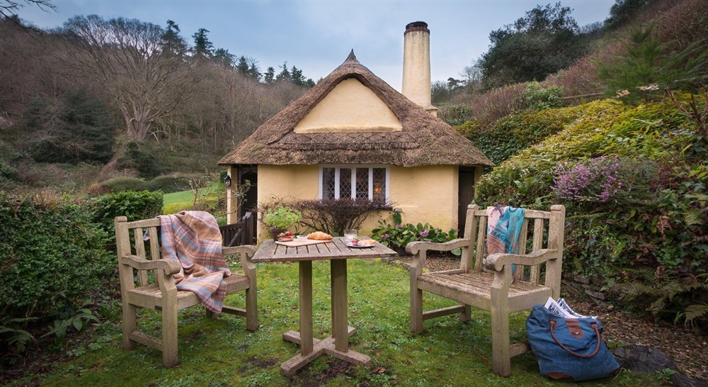 The pleasant exterior and garden at Ivys Cottage in Minehead, Somerset