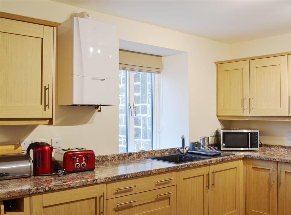 Spacious well-equipped fitted kitchen at Skylark View, 