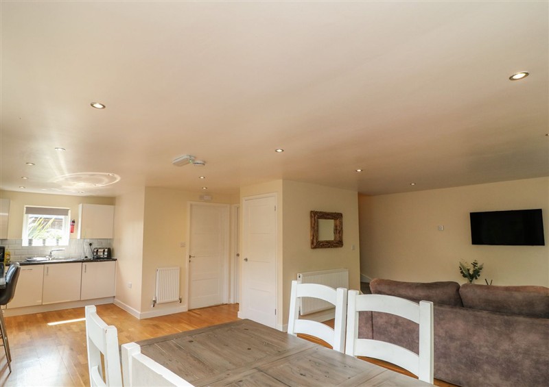 Enjoy the living room at James Ville Marina Lodge 10, Brigg