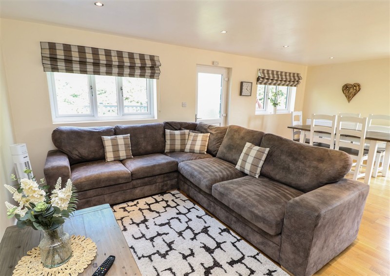 The living room at James Ville Marina Lodge 10, Brigg