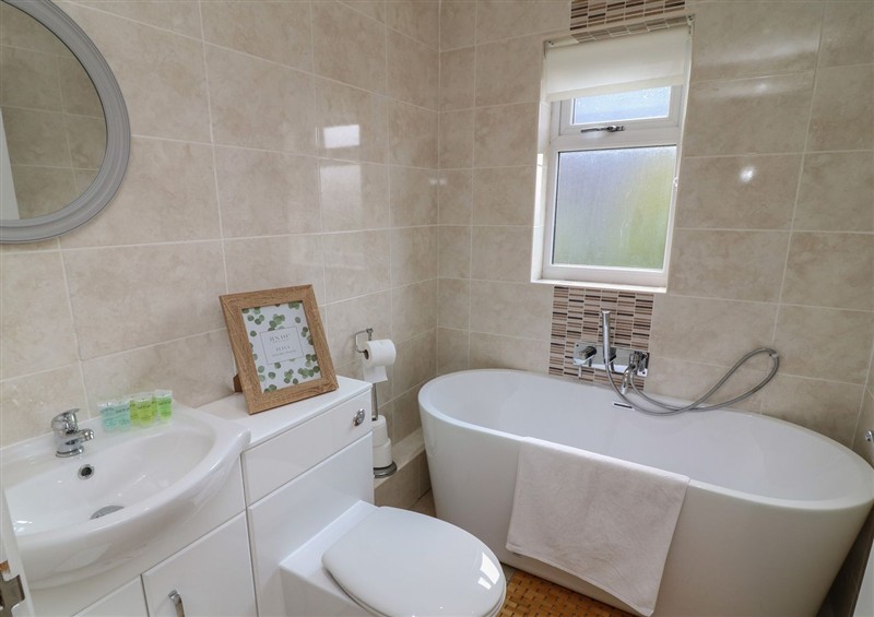 This is the bathroom at James Ville Marina Lodge 10, Brigg