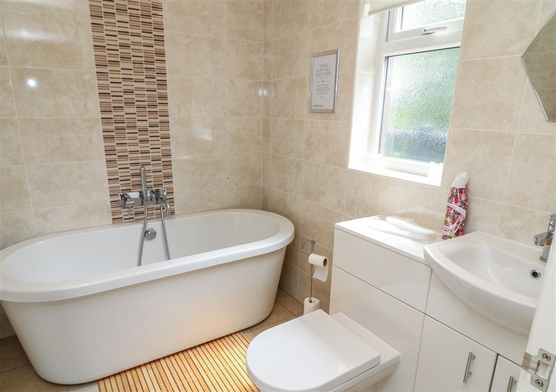The bathroom at James Ville Marina Lodge 13, Brigg