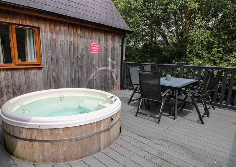 There is a hot tub at James Ville Marina Lodge 13, Brigg