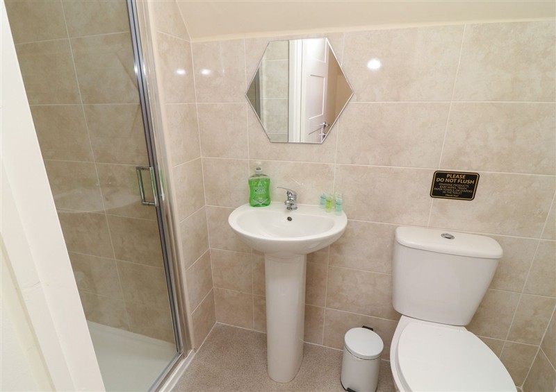 This is the bathroom at James Ville Marina Lodge 13, Brigg