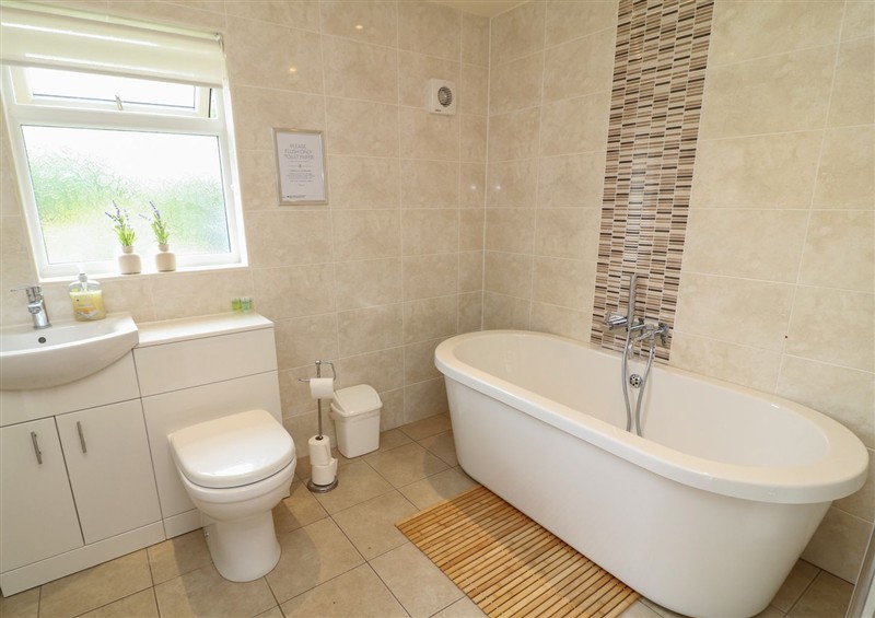 The bathroom at James Ville Marina Lodge 14, Brigg