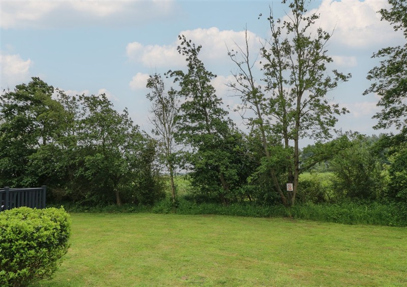 The garden in James Ville Marina Lodge 14 at James Ville Marina Lodge 14, Brigg