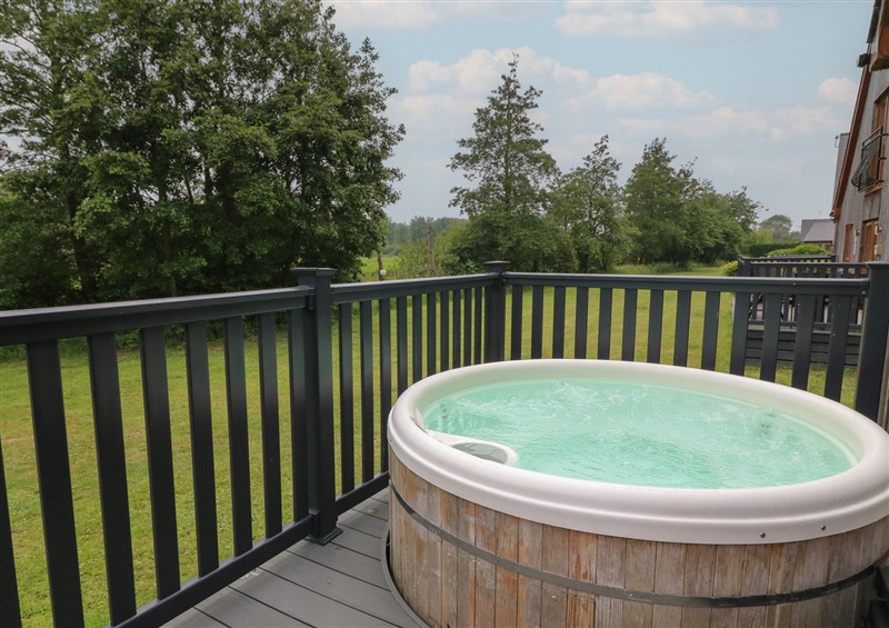 There is a hot tub at James Ville Marina Lodge 14, Brigg