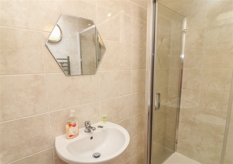 This is the bathroom at James Ville Marina Lodge 14, Brigg
