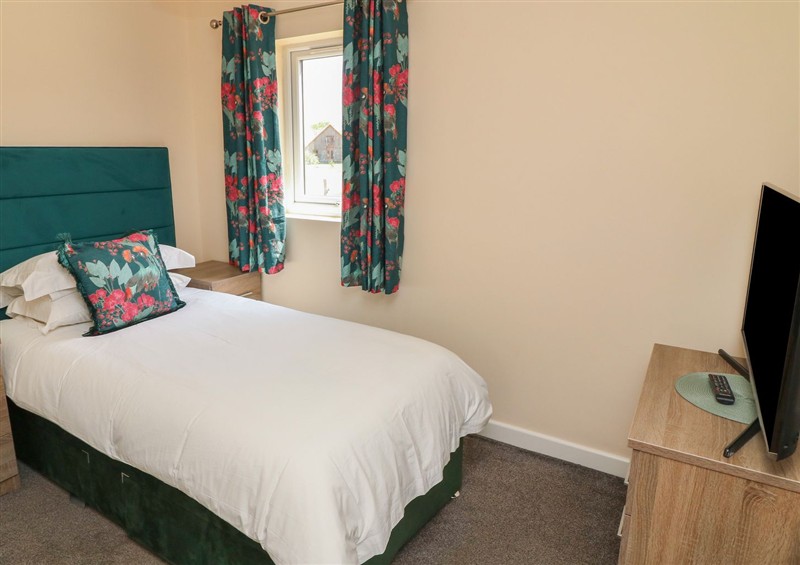 This is a bedroom at James Ville Marina Lodge 22, Brigg