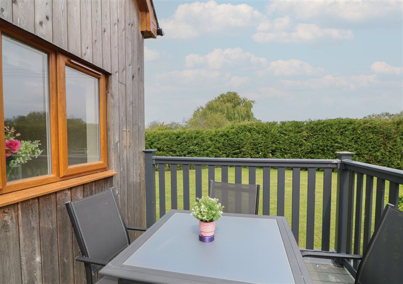 Enjoy the garden at James Ville Marina Lodge 7, Brigg