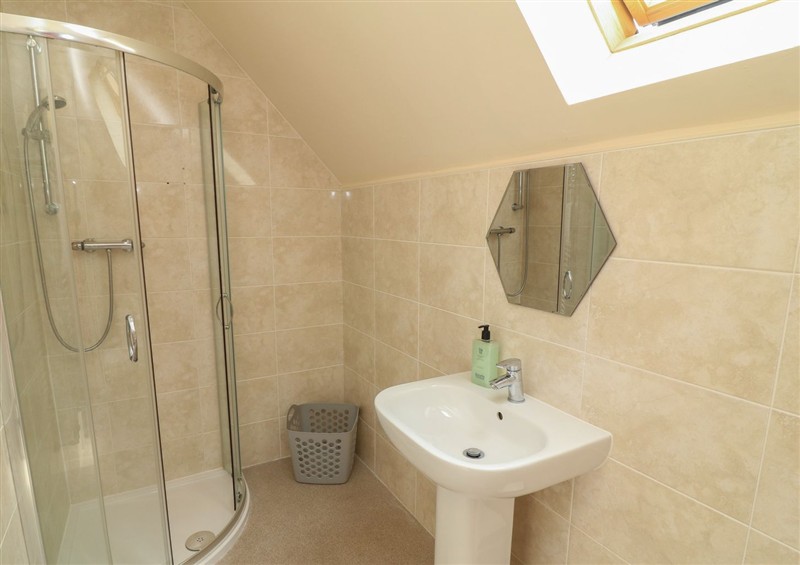 The bathroom at James Ville Marina Lodge 7, Brigg