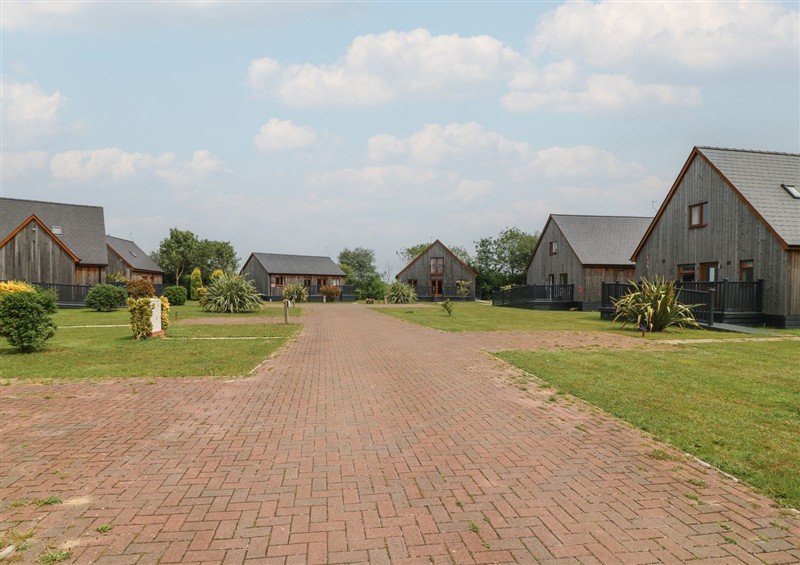 Enjoy the garden at James Ville Marina Lodge 8, Brigg