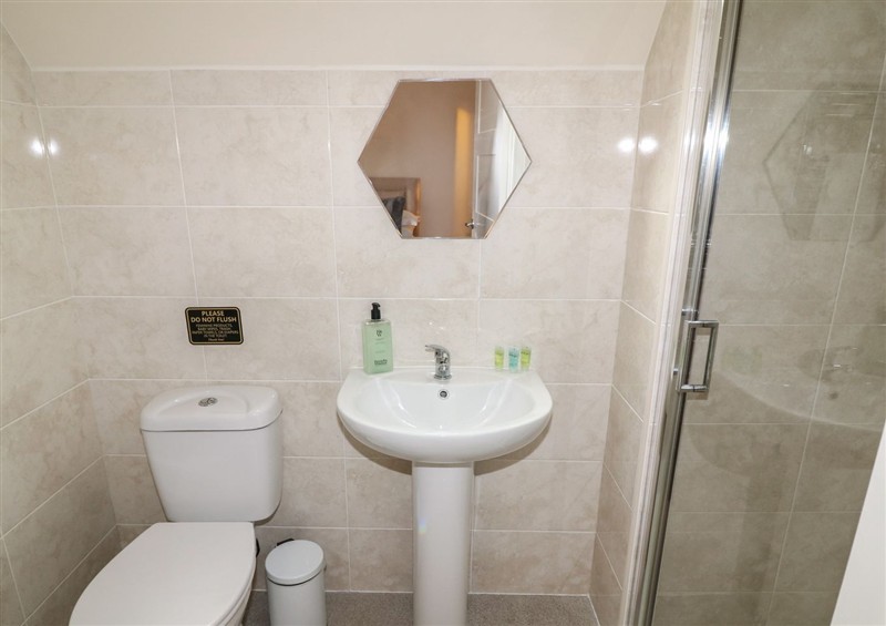 The bathroom at James Ville Marina Lodge 8, Brigg