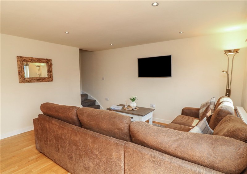 The living area at James Ville Marina Lodge 8, Brigg