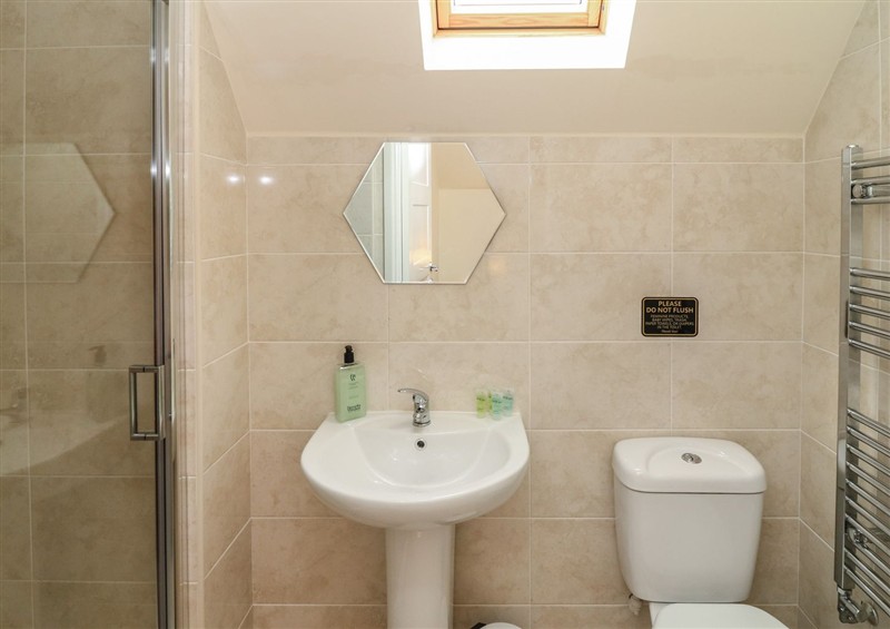 This is the bathroom at James Ville Marina Lodge 8, Brigg