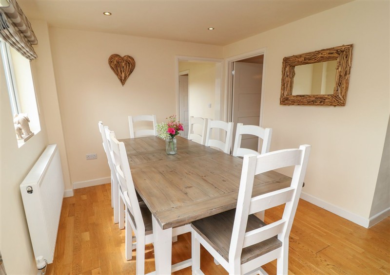 The dining area at James Ville Marina Lodge 9, Brigg