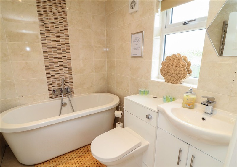 This is the bathroom at James Ville Marina Lodge 9, Brigg