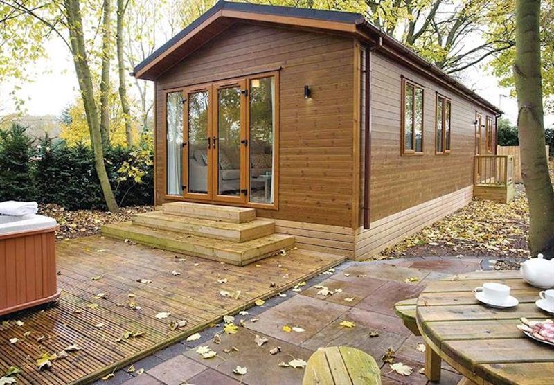 The Limestone Lodge, with a hot tub at Jamies Cragg Holiday Park in Welburn, Vale of York